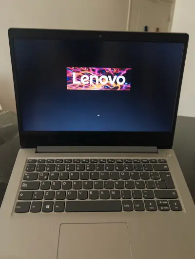 Laptop Lenovo con cargador y caja original - miniatura 5