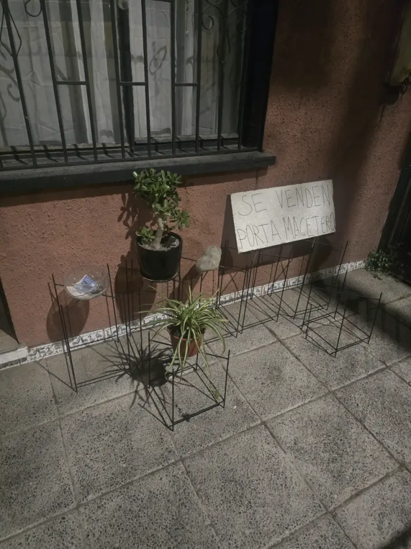 Porta maceteros de metal para jardín - 1