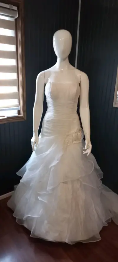 Vestido de novia blanco con corset - miniatura 2