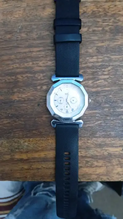 Reloj de pulsera con correa negra - miniatura 1