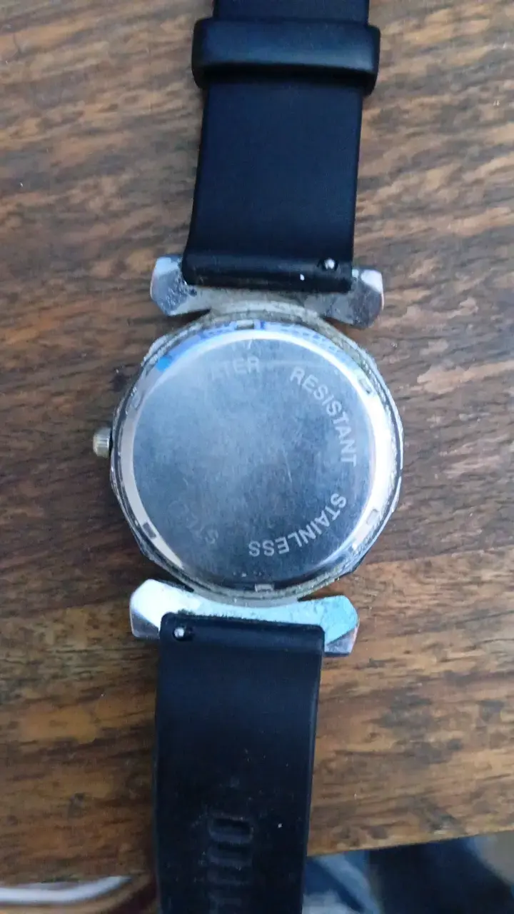 Reloj de pulsera con correa negra - 2
