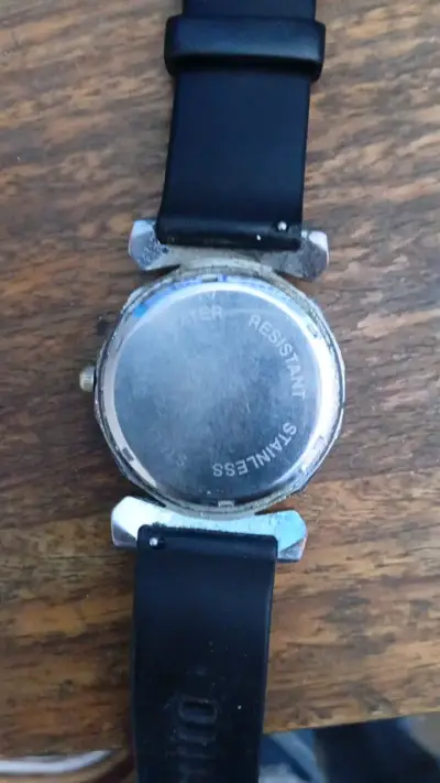 Reloj de pulsera con correa negra - miniatura 2