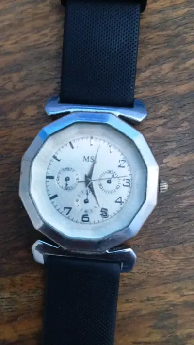 Reloj de pulsera con correa negra - miniatura 3