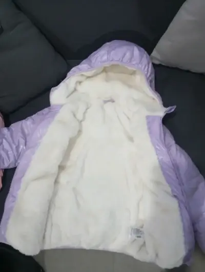 Chaqueta infantil lila con capucha y forro polar - miniatura 1