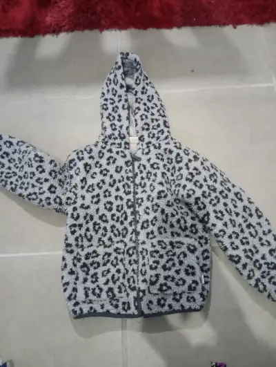 Chaqueta infantil lila con capucha y forro polar - miniatura 2