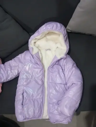 Chaqueta infantil lila con capucha y forro polar - miniatura 3