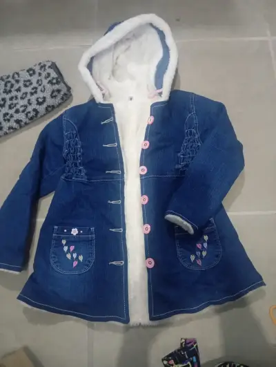 Chaqueta infantil lila con capucha y forro polar - miniatura 4