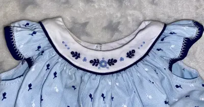 Vestido de bebé azul con bordado floral - miniatura 2