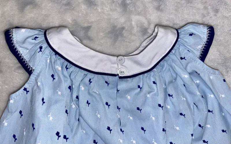 Vestido de bebé azul con bordado floral - 3