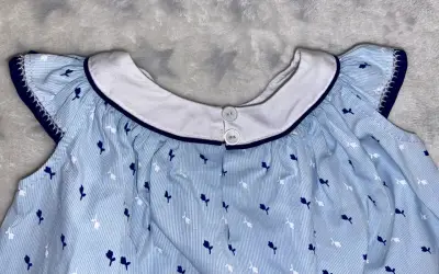 Vestido de bebé azul con bordado floral - miniatura 3