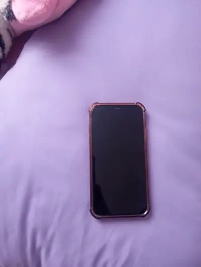 Smartphone con funda protectora negra - miniatura 1