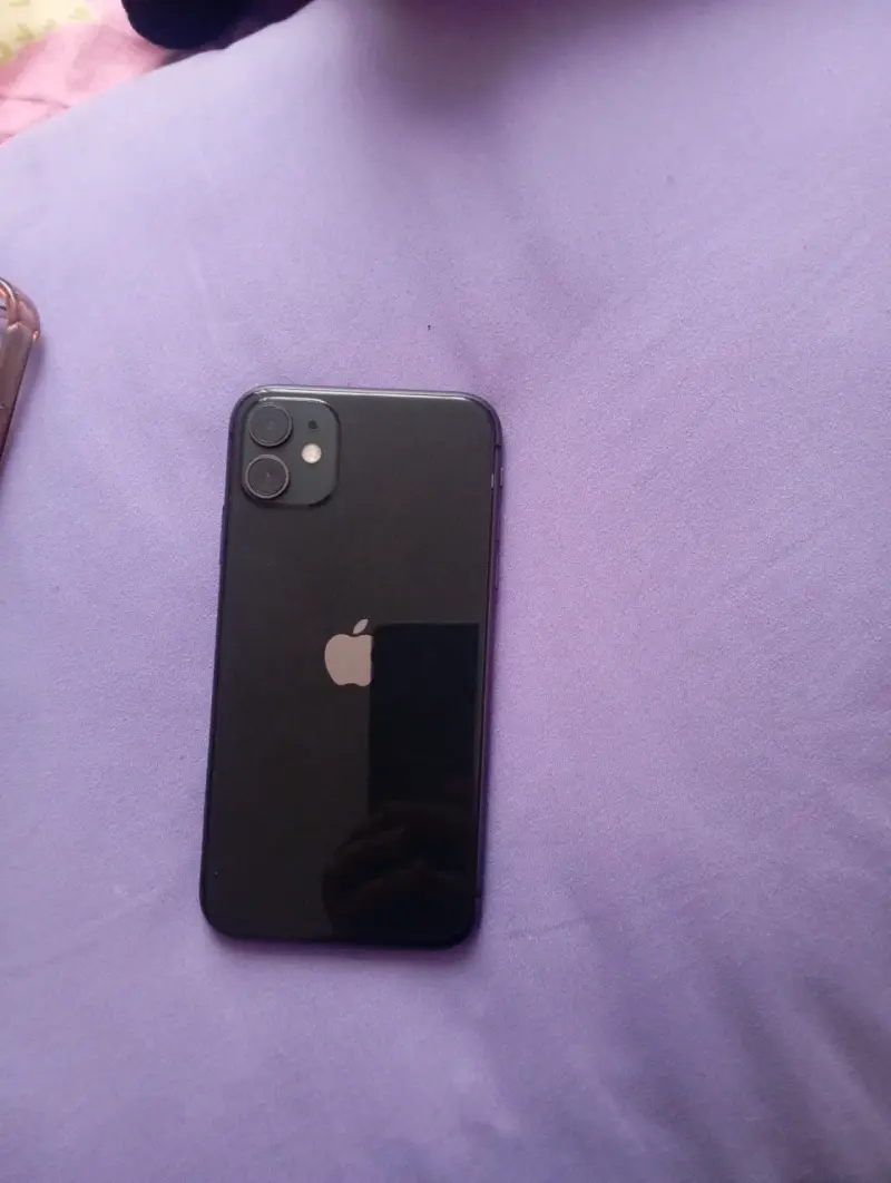 Smartphone con funda protectora negra - 2