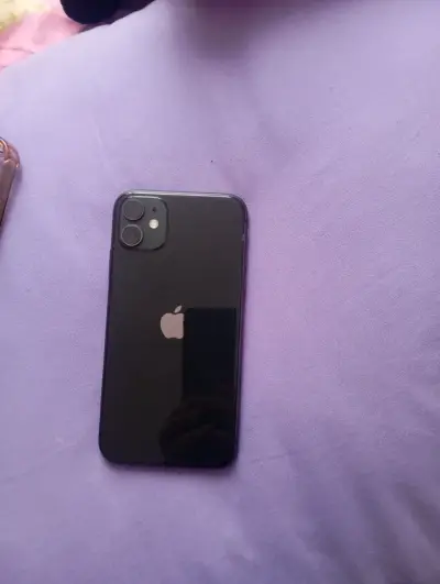 Smartphone con funda protectora negra - miniatura 2