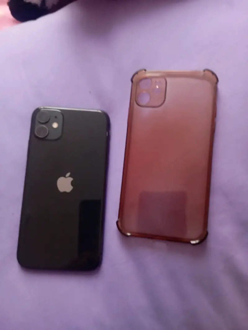 Smartphone con funda protectora negra - 3