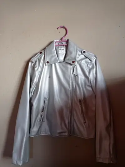 Chaqueta plateada de cuero sintético - miniatura 1