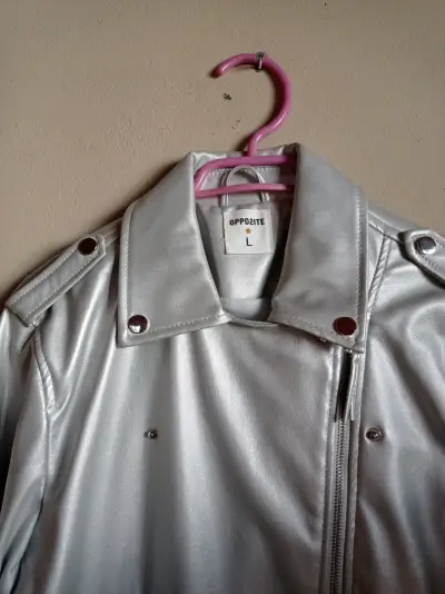 Chaqueta plateada de cuero sintético - miniatura 2