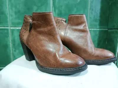 Botines de cuero marrón con tachas.N°35 - miniatura 1