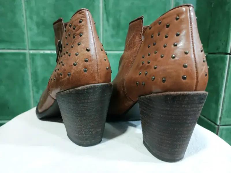 Botines de cuero marrón con tachas.N°35 - 3
