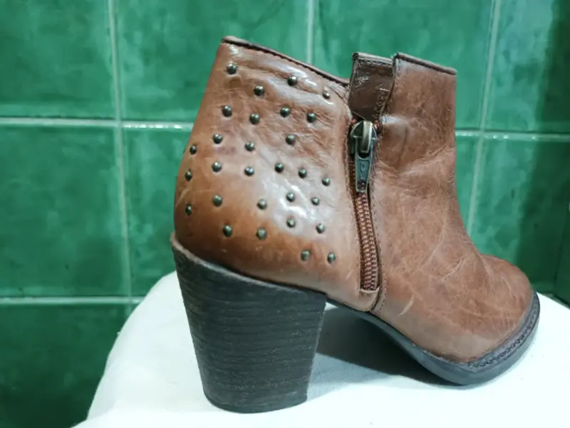 Botines de cuero marrón con tachas.N°35 - 6