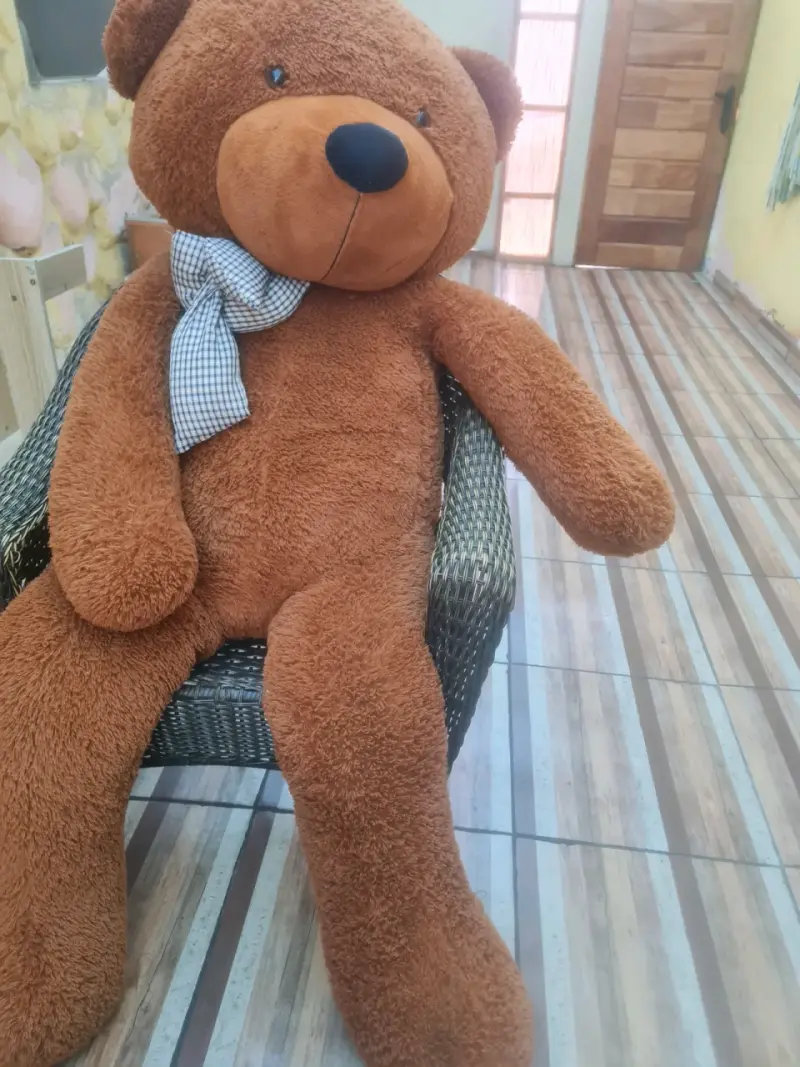 Gran oso de peluche marrón con bufanda