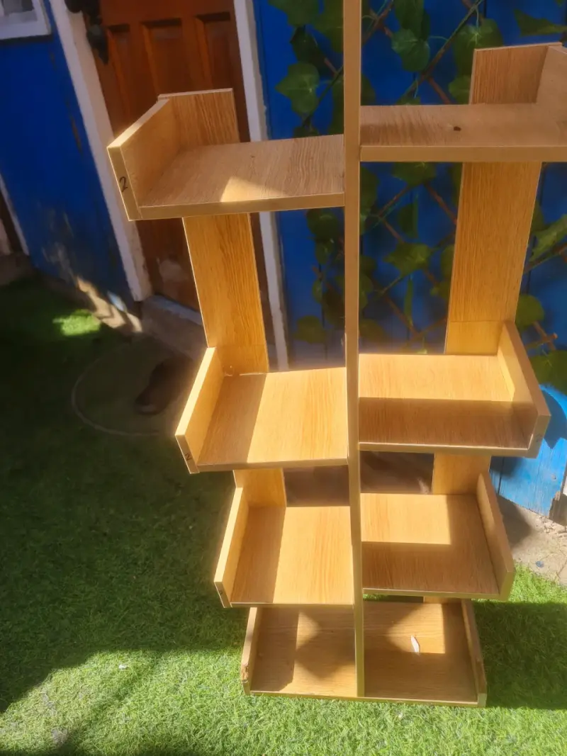Estantería de madera para almacenamiento