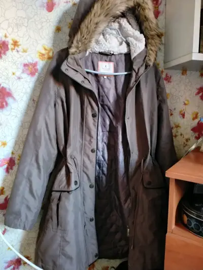 Parka verde militar  con capucha de piel sintética - miniatura 1
