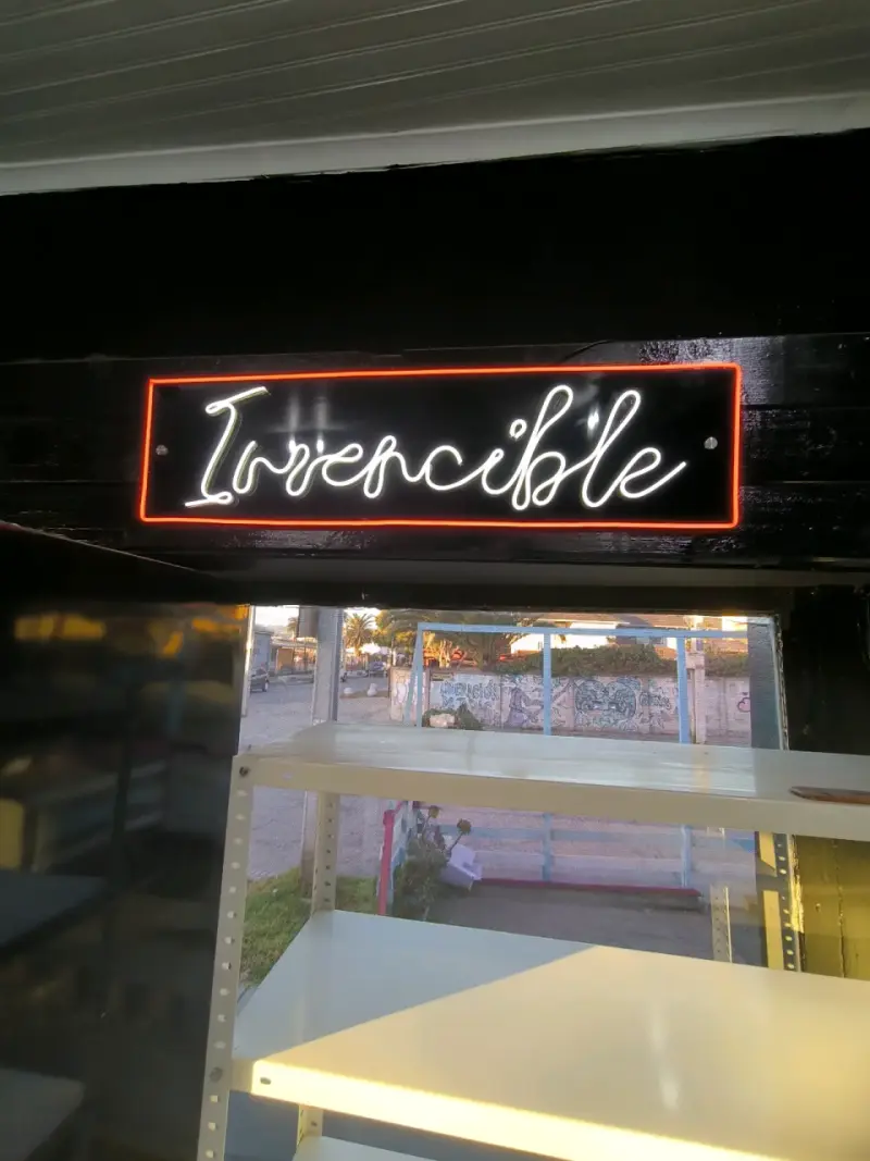 Letrero de neón 'Invencible' decorativo - 1