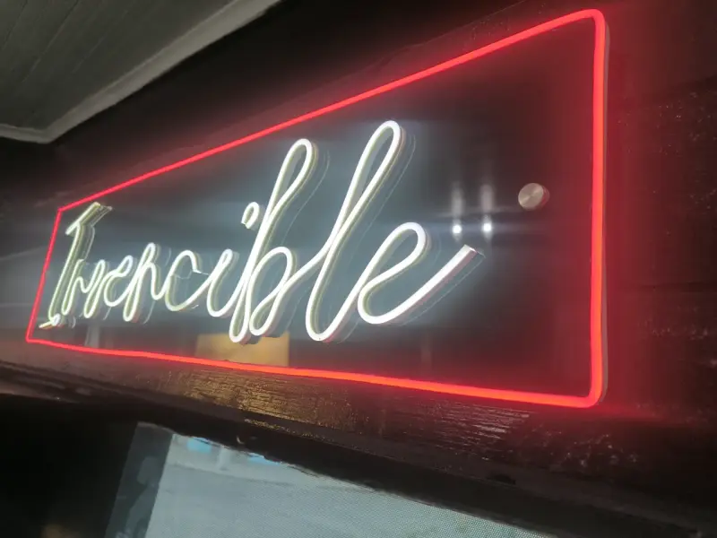 Letrero de neón 'Invencible' decorativo - 2