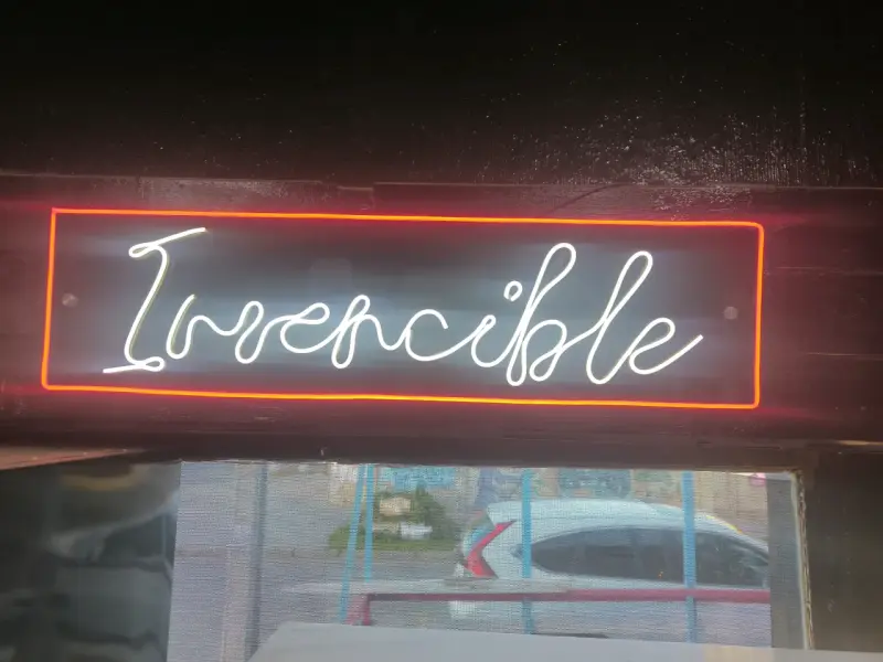 Letrero de neón 'Invencible' decorativo - 3