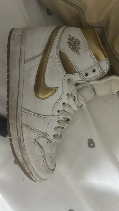 Zapatillas Air Jordan blancas y doradas - miniatura 1