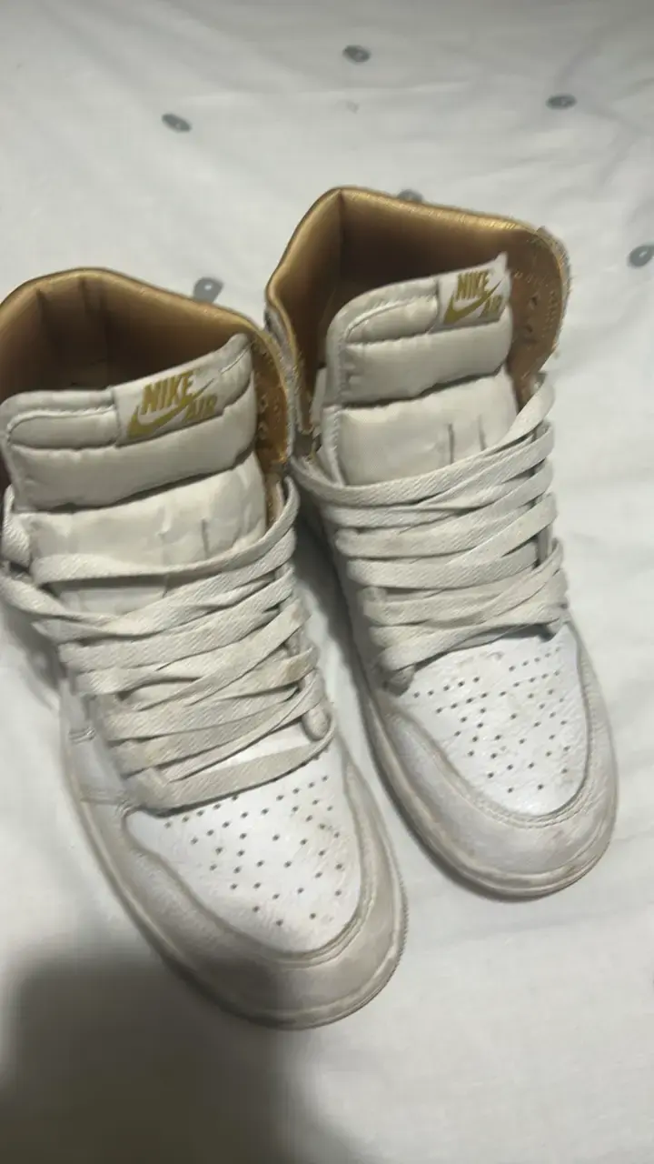 Zapatillas Air Jordan blancas y doradas - 2