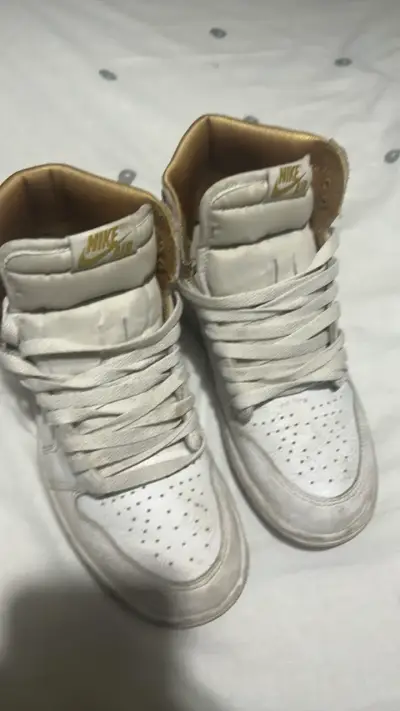 Zapatillas Air Jordan blancas y doradas - miniatura 2