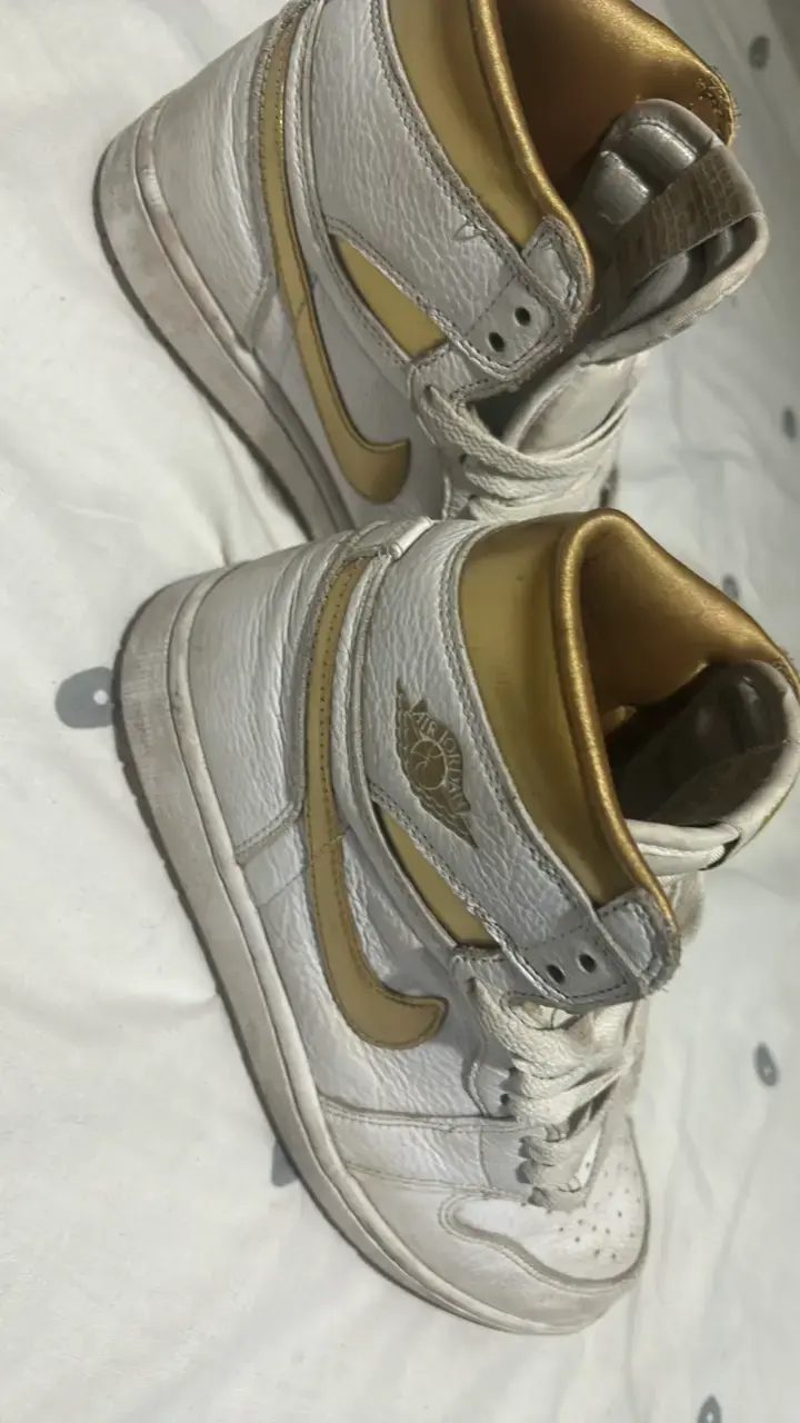 Zapatillas Air Jordan blancas y doradas - 3