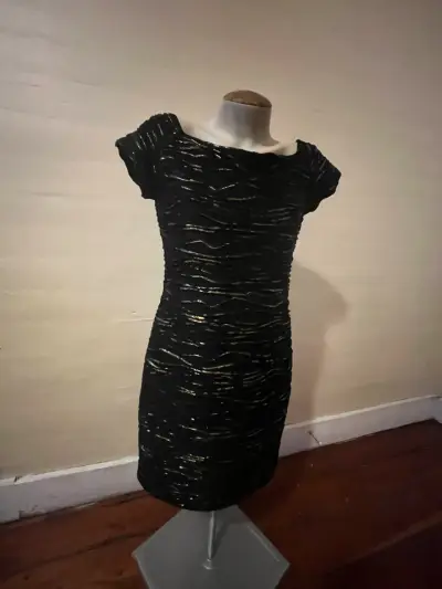 Vestido negro con detalles dorados - miniatura 1