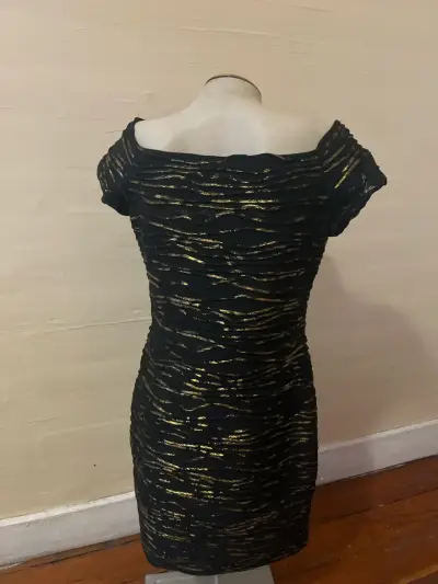 Vestido negro con detalles dorados - miniatura 2