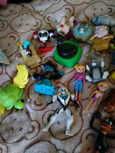 Lote de juguetes y figuras coleccionables - miniatura 2