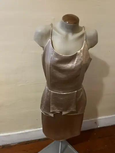 Vestido dorado elegante - miniatura 2
