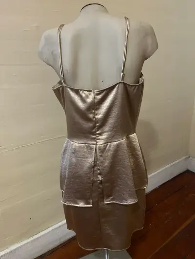 Vestido dorado elegante - miniatura 3