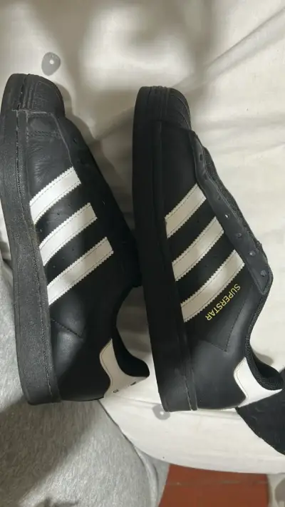 Zapatillas Adidas Superstar negras y blancas - miniatura 4