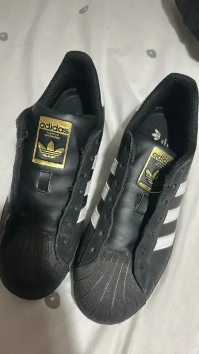 Zapatillas Adidas Superstar negras y blancas - miniatura 5