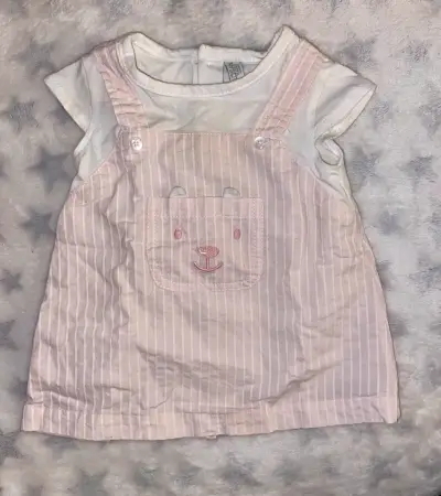 Vestido de bebé rosado con diseño de oso - miniatura 1