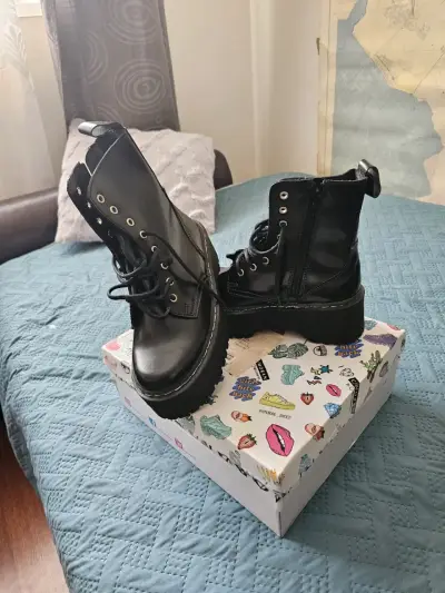 Botas negras de cuero con cordones - miniatura 1