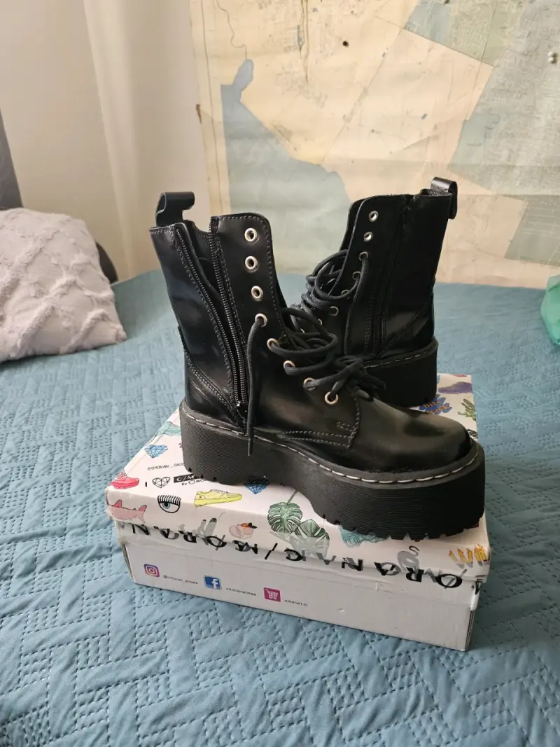 Botas negras de cuero con cordones - 2