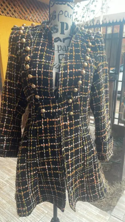 Abrigo de tweed con botones dorados - miniatura 1