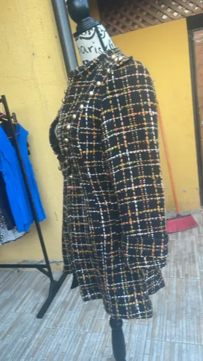 Abrigo de tweed con botones dorados - miniatura 2
