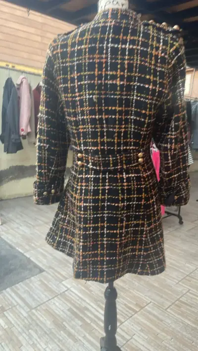 Abrigo de tweed con botones dorados - miniatura 3