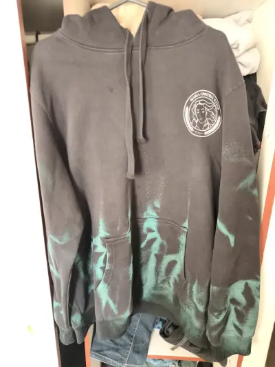 Polerón con capucha negro y verde estampado - miniatura 1