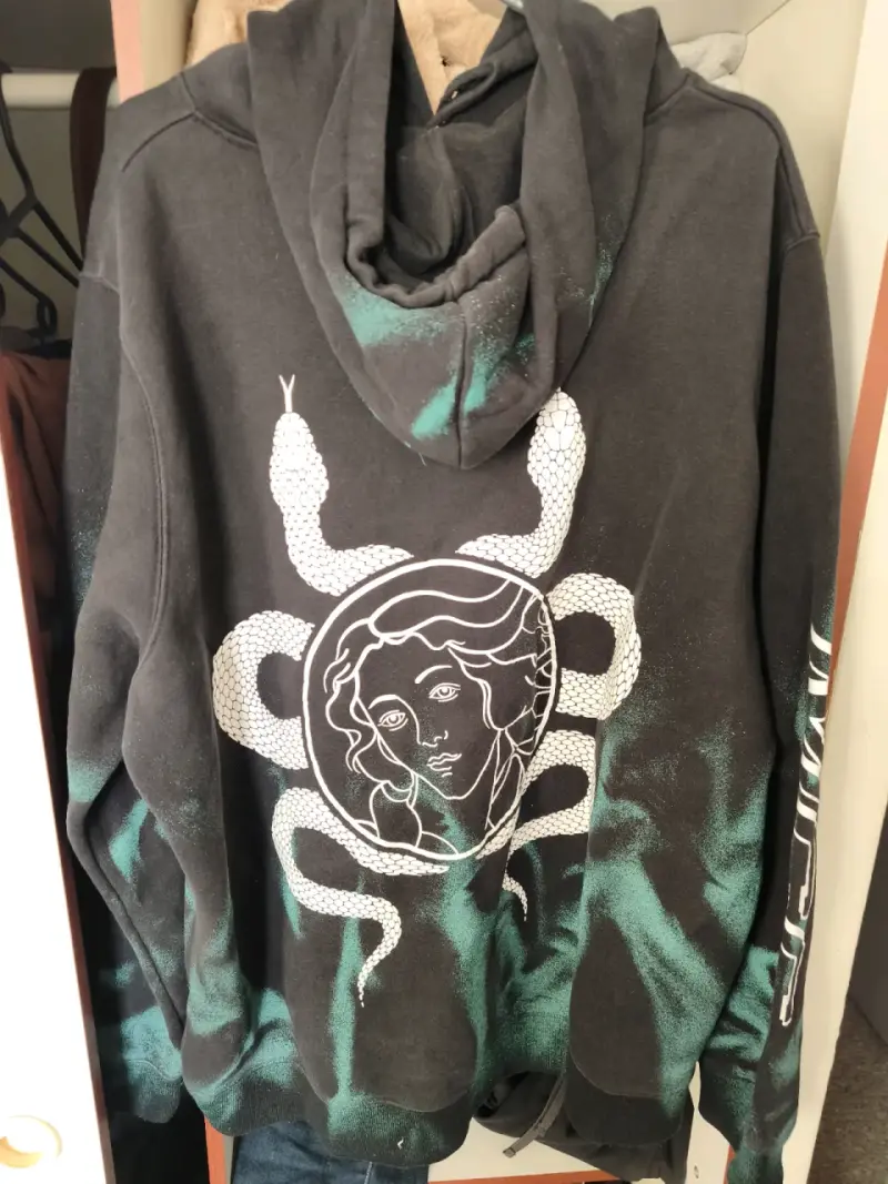 Polerón con capucha negro y verde estampado - 2