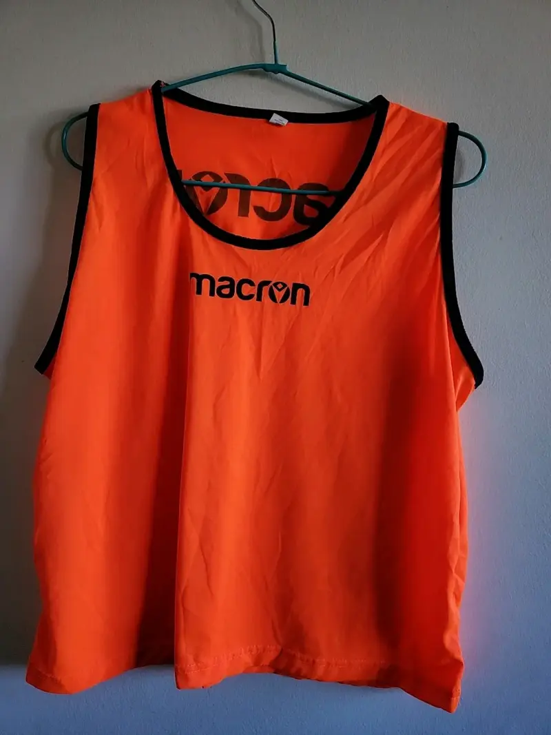 Petorina deportiva naranja Macron