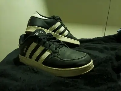 Zapatillas deportivas Adidas negras y blancas - miniatura 1